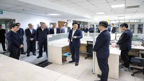 公司領(lǐng)導(dǎo)班子馬年首個(gè)工作日走訪(fǎng)慰問(wèn)總部機(jī)關(guān)員工